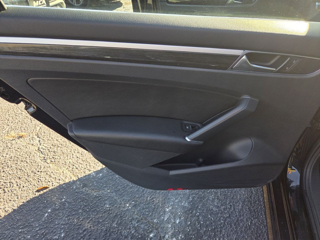 2016 Volkswagen Passat Image 37