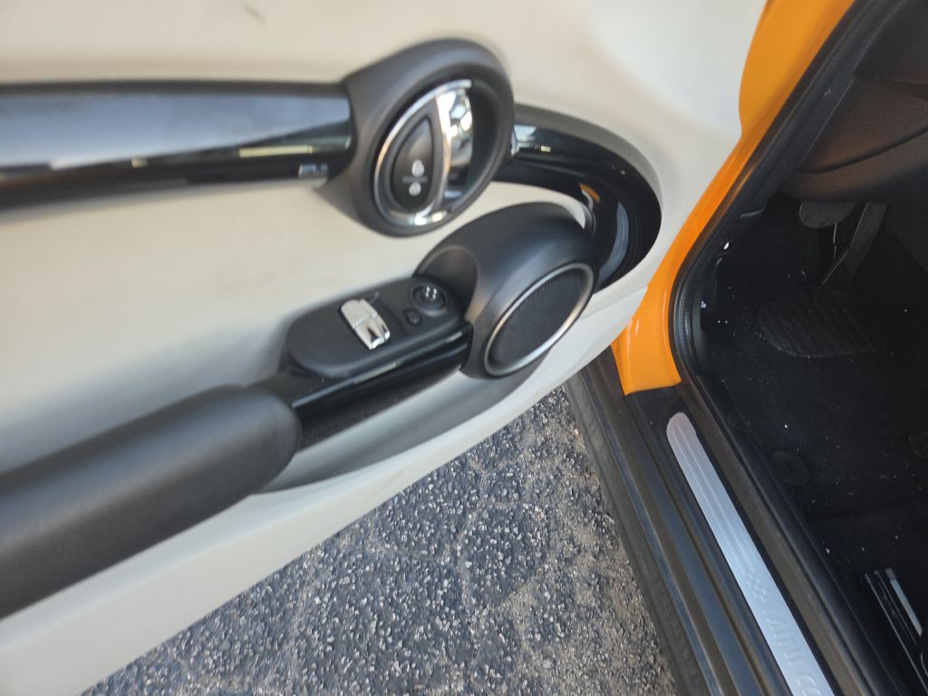 2014 MINI Cooper Image 20