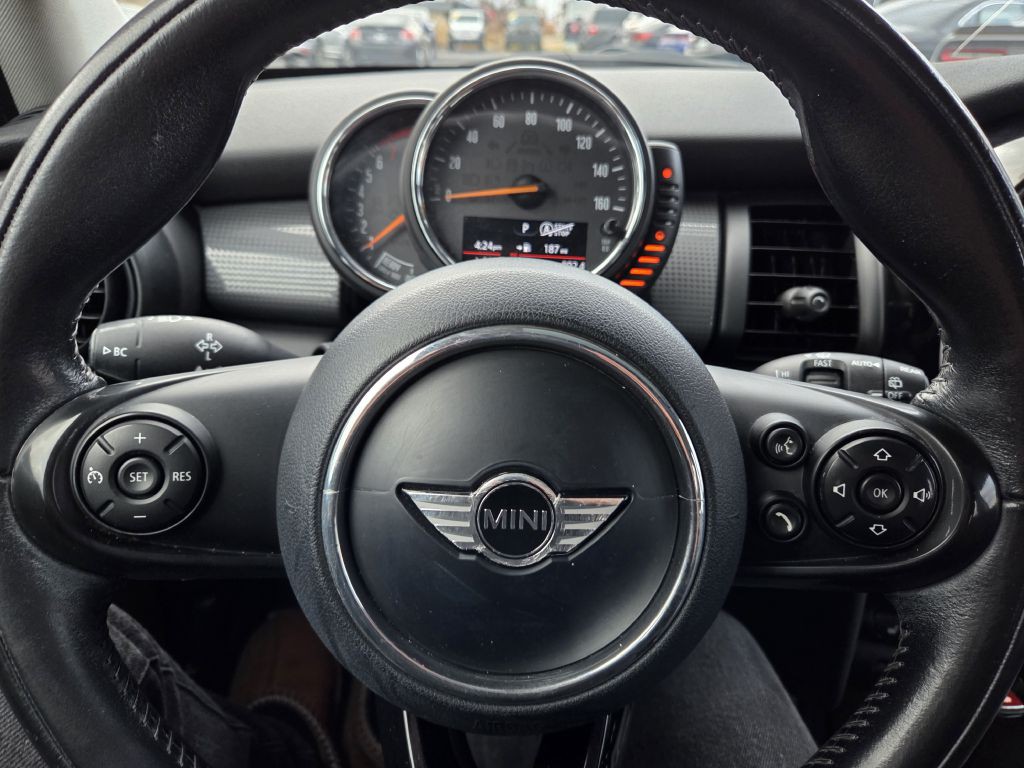 2015 MINI Cooper Image 26