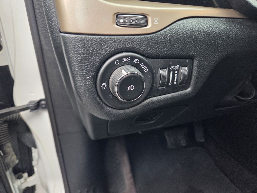 2016 Jeep Cherokee Image 25