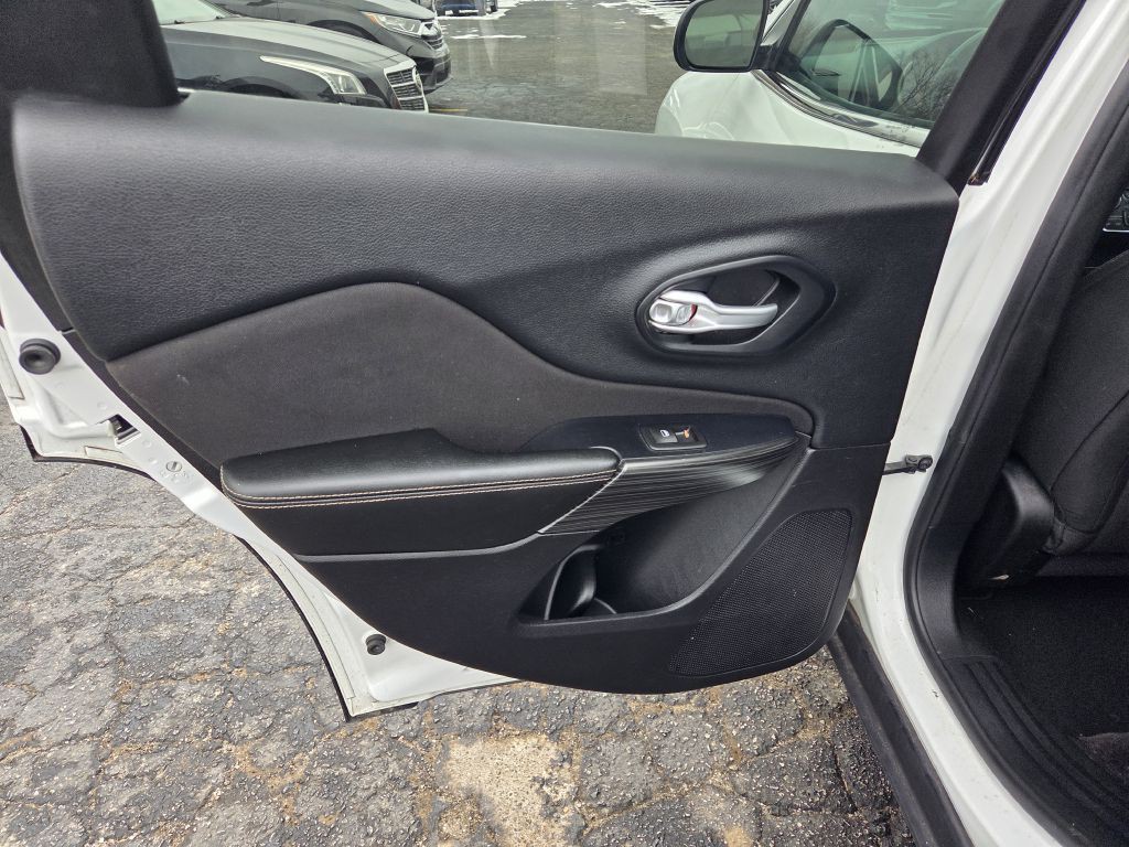 2016 Jeep Cherokee Image 38