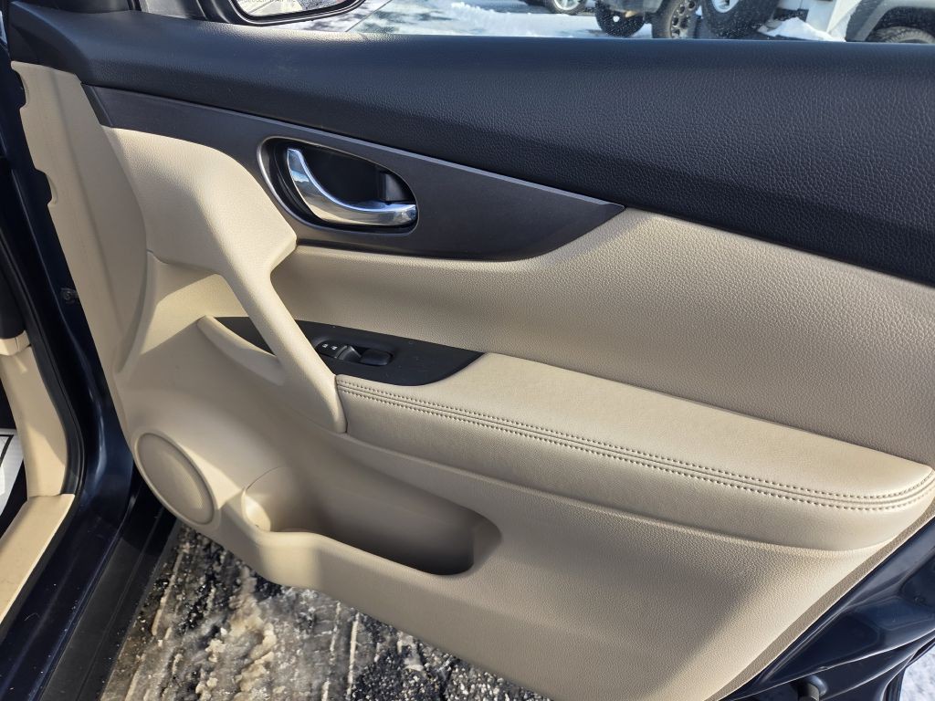 2015 Nissan Rogue Image 39