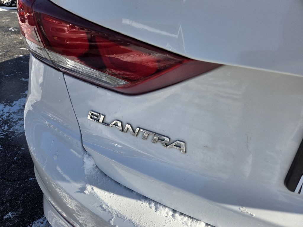 2017 Hyundai Elantra Image 8