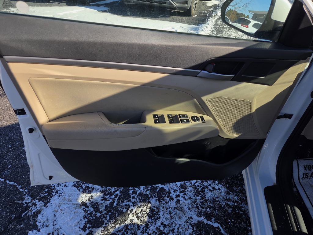 2017 Hyundai Elantra Image 17