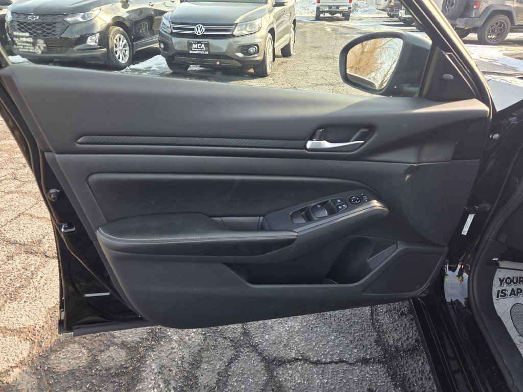 2025 Nissan Altima Image 18