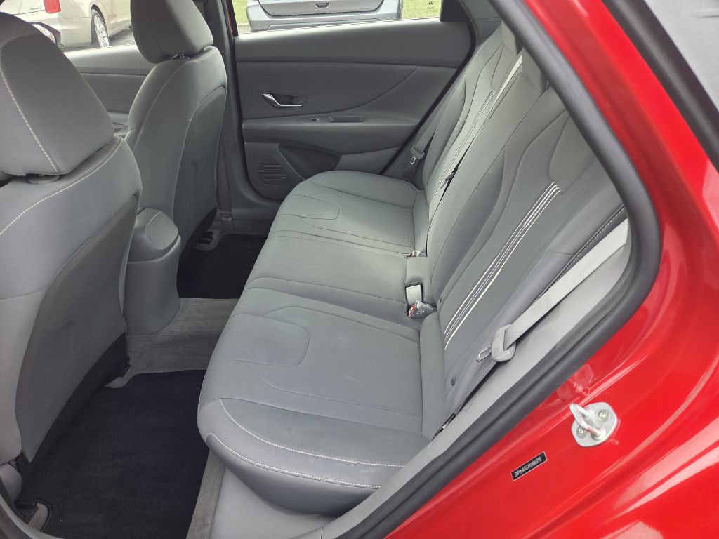 2022 Hyundai Elantra Image 36