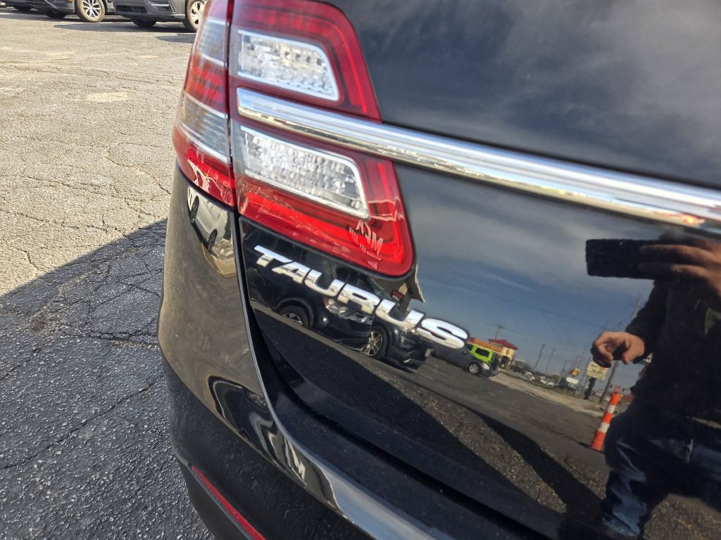 2016 Ford Taurus Image 9