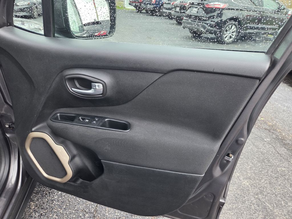 2017 Jeep Renegade Image 39