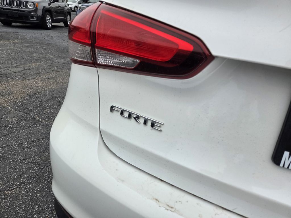 2017 Kia Forte Image 9
