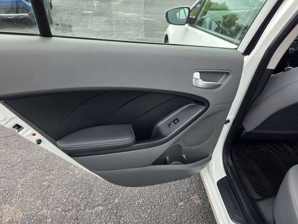 2017 Kia Forte Image 34