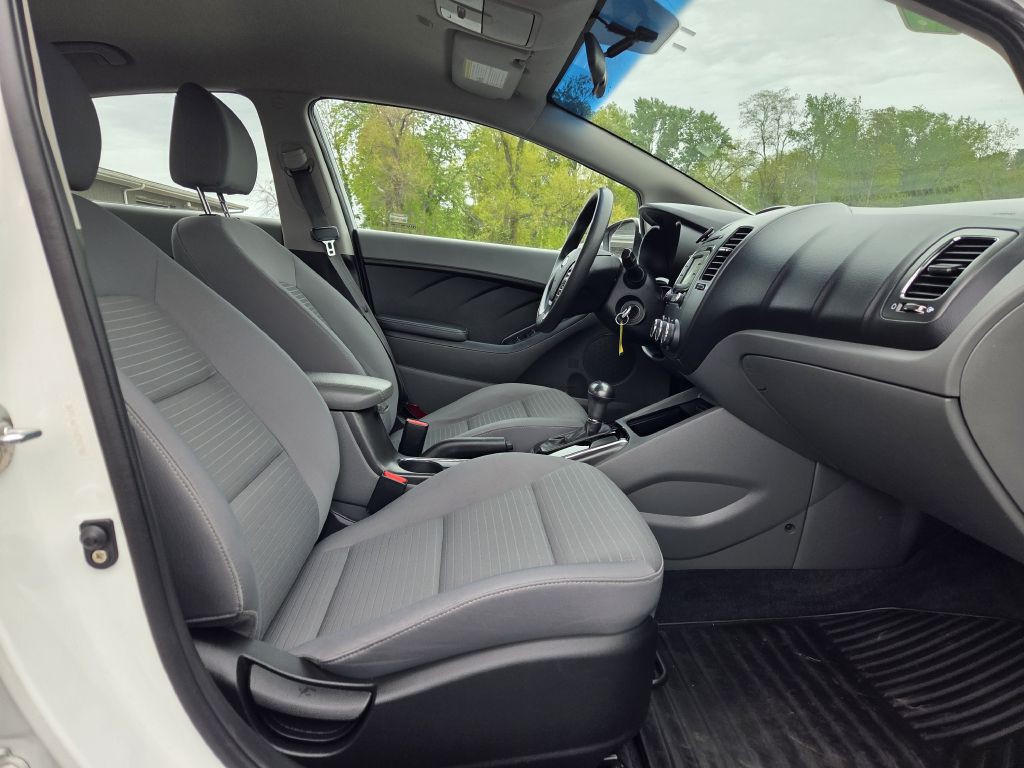 2017 Kia Forte Image 40