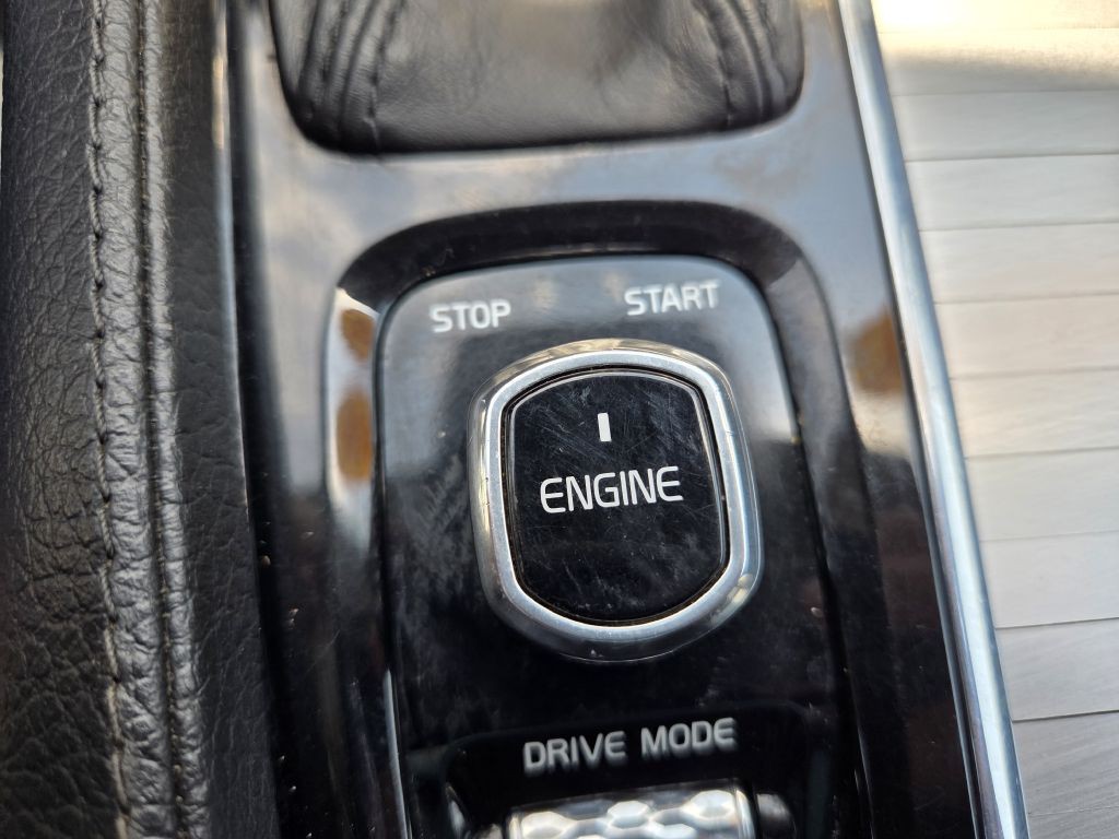 2016 Volvo XC90 Image 32