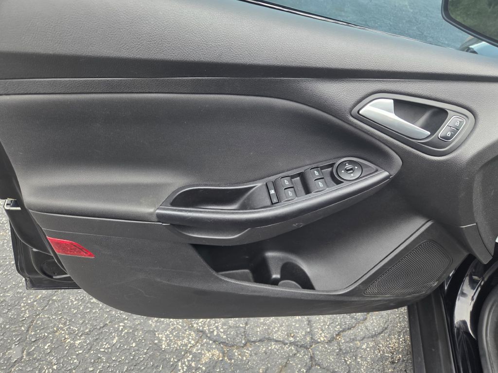 2017 Ford Focus Image 18