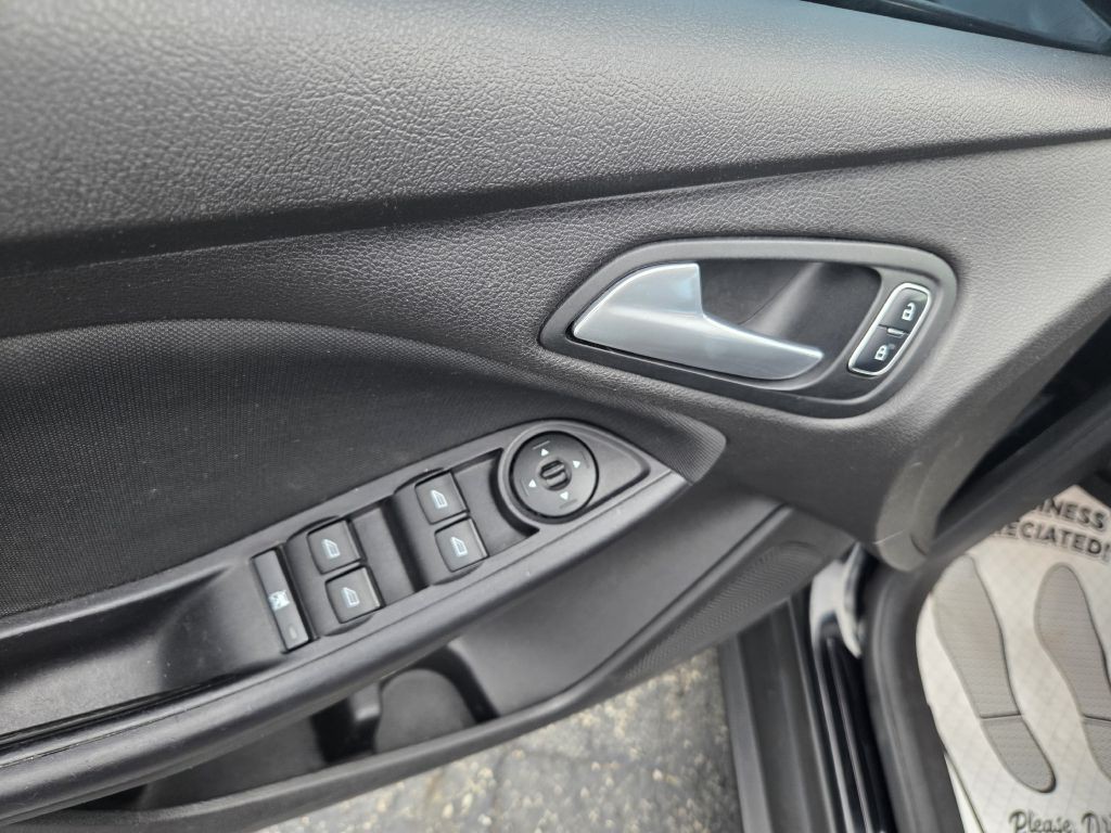2017 Ford Focus Image 19