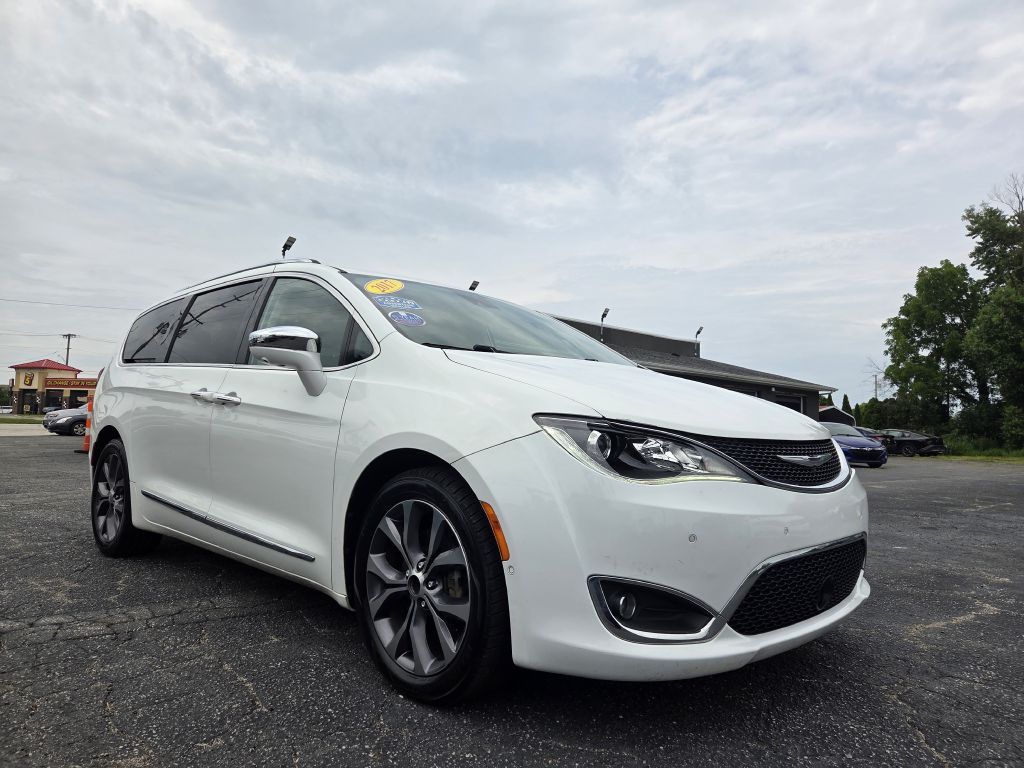 2017 Chrysler Pacifica Image 1