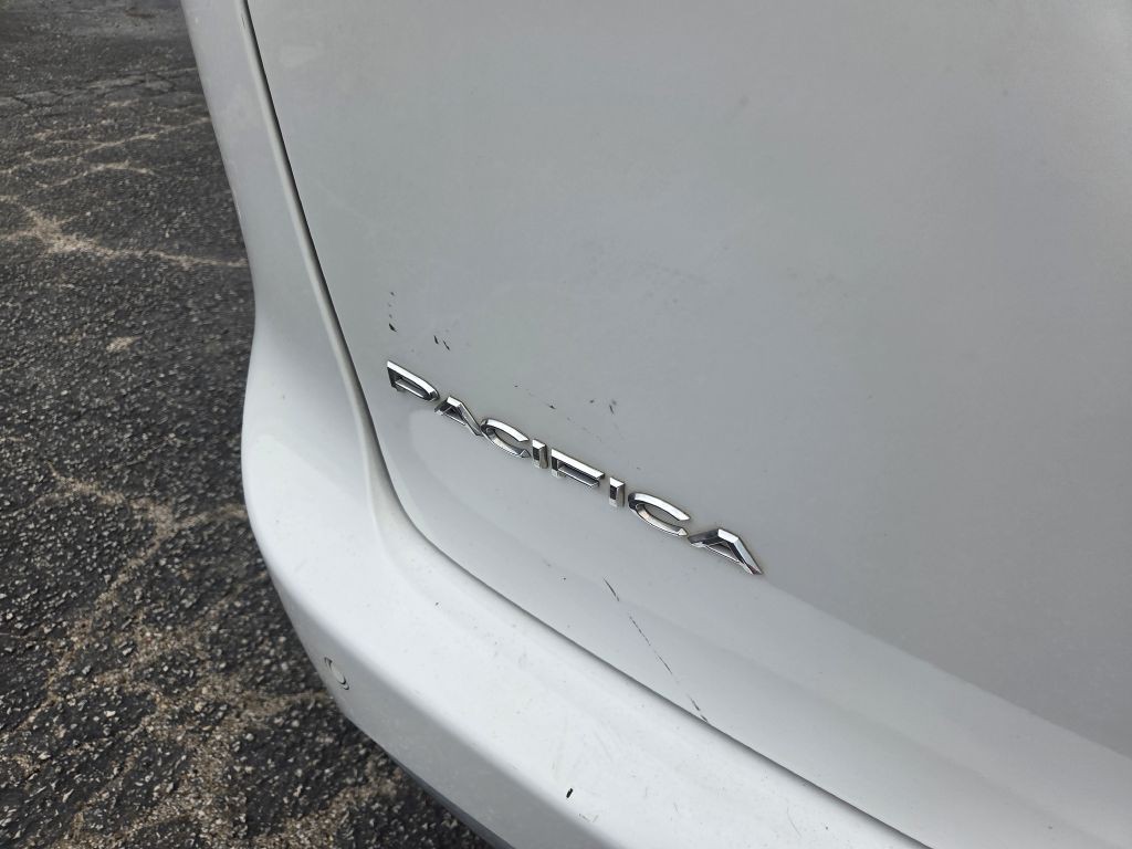 2017 Chrysler Pacifica Image 8