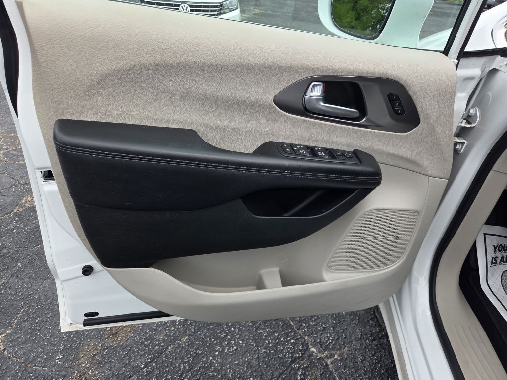 2017 Chrysler Pacifica Image 19