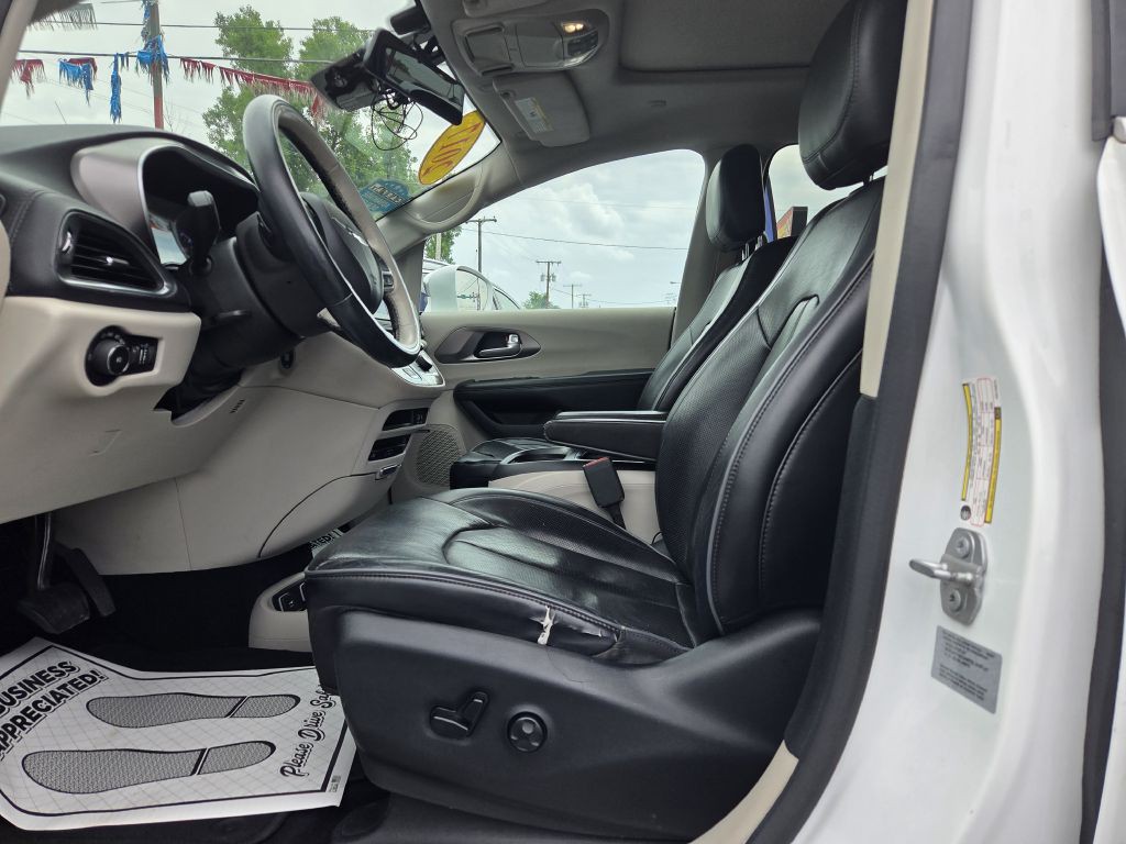 2017 Chrysler Pacifica Image 23
