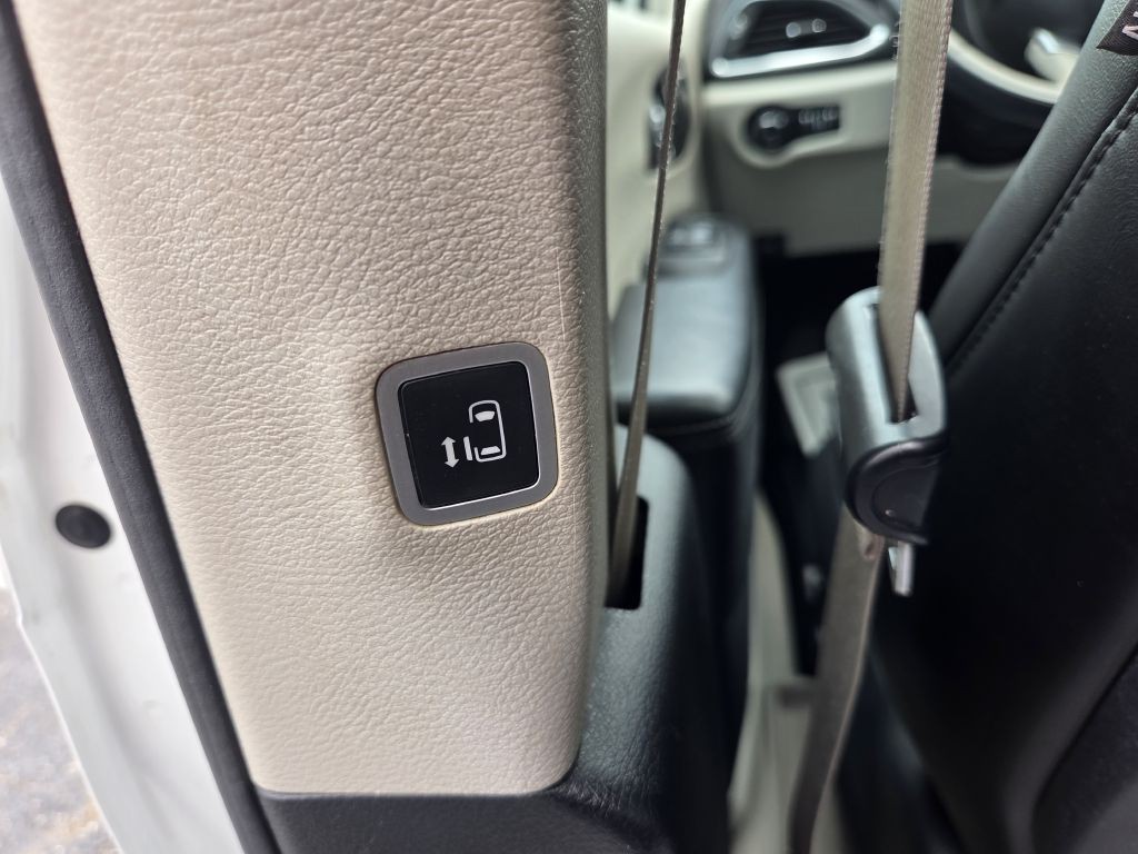 2017 Chrysler Pacifica Image 41