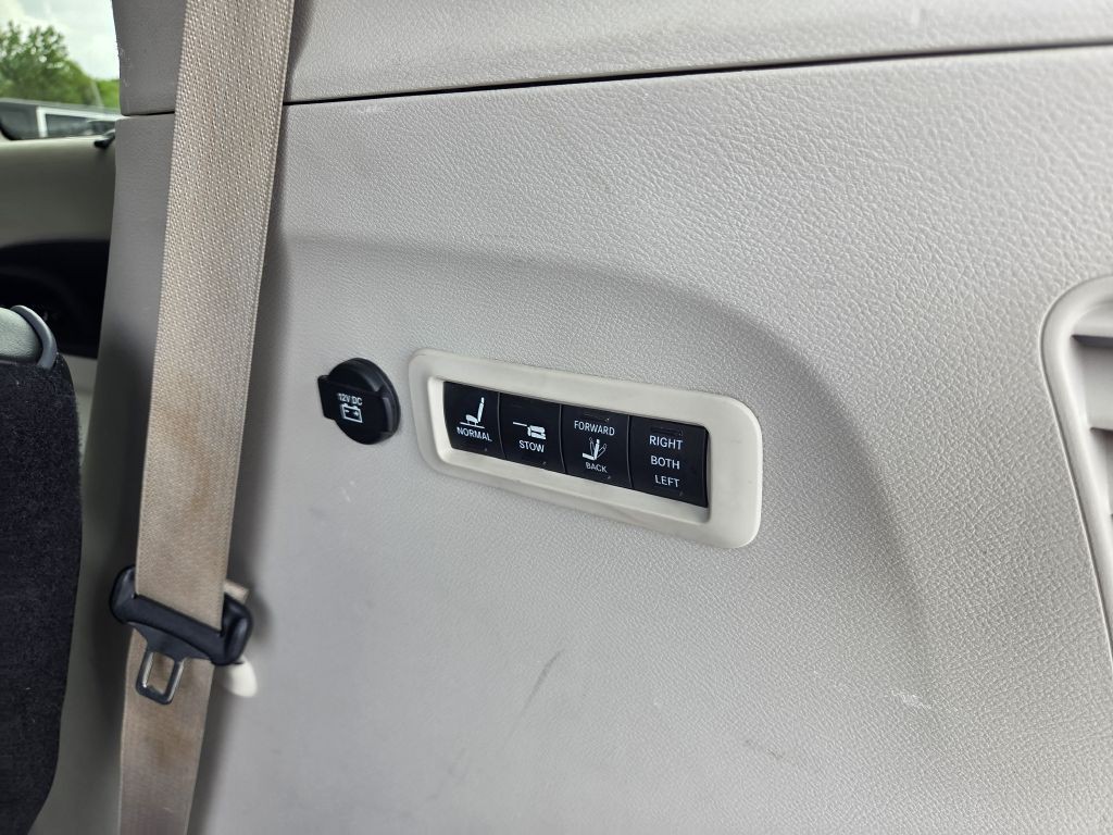 2017 Chrysler Pacifica Image 50