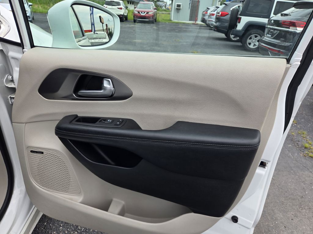 2017 Chrysler Pacifica Image 51