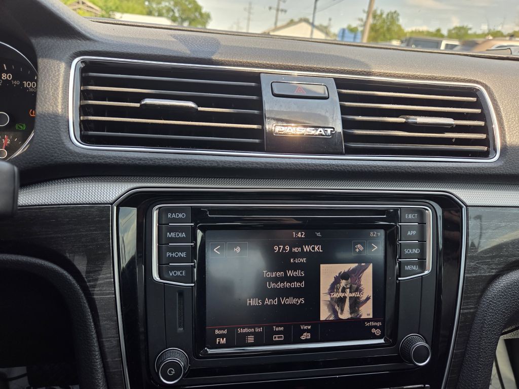 2018 Volkswagen Passat Image 24