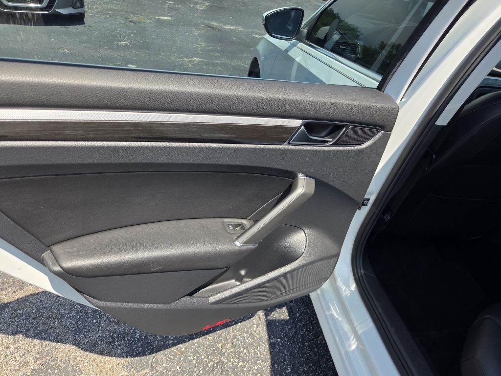2018 Volkswagen Passat Image 32