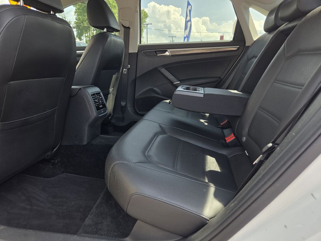 2018 Volkswagen Passat Image 34