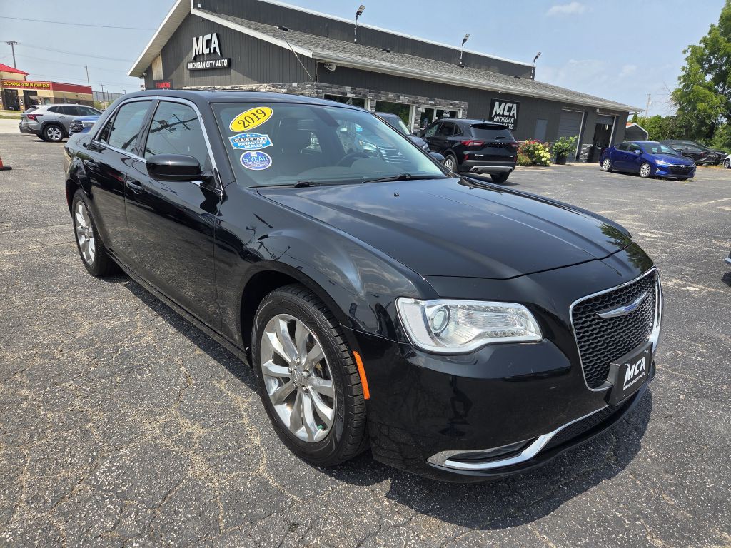 2019 Chrysler 300 Image 2