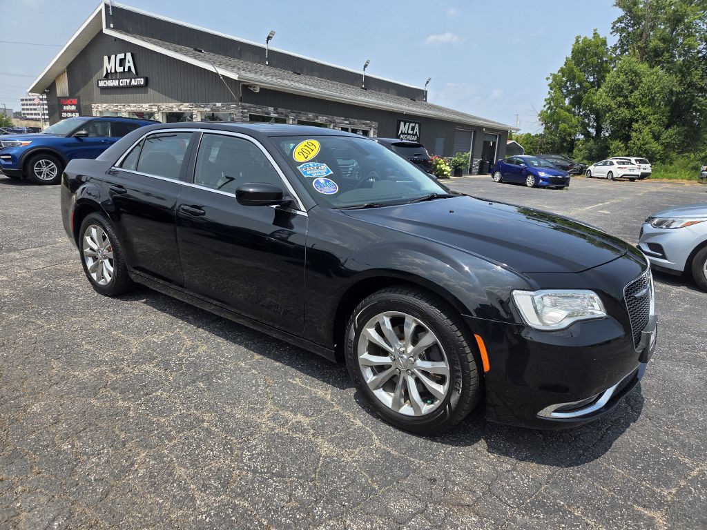 2019 Chrysler 300 Image 3
