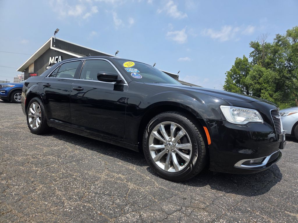 2019 Chrysler 300 Image 4