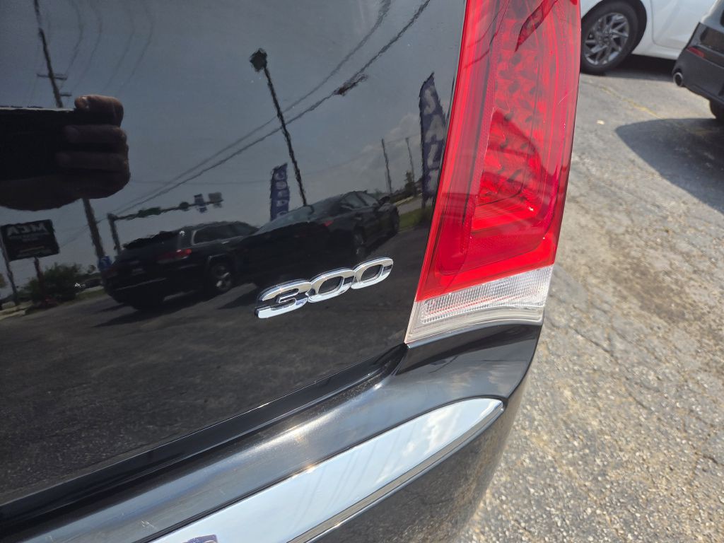 2019 Chrysler 300 Image 9