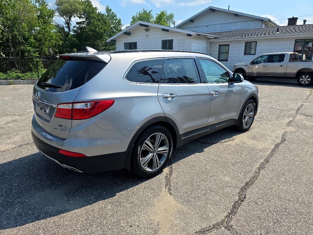 2015 Hyundai Santa Fe Image 11