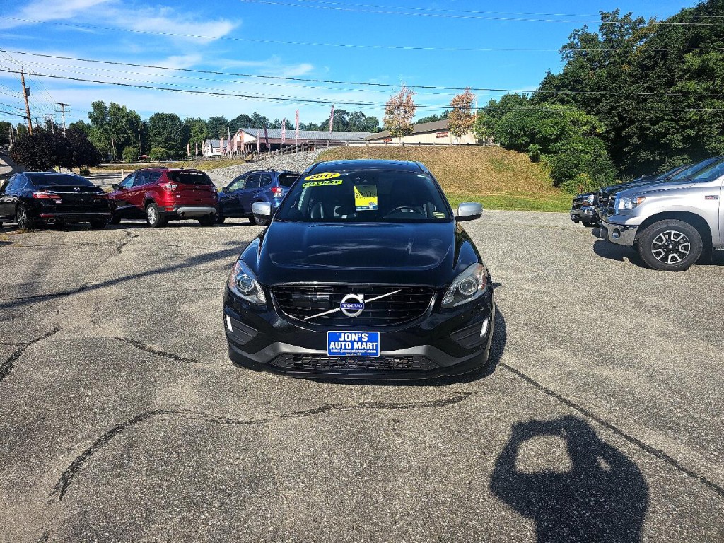 2017 Volvo XC60 Image 2