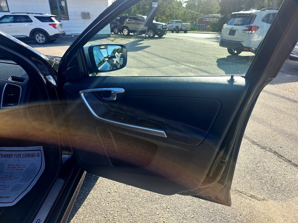 2017 Volvo XC60 Image 8