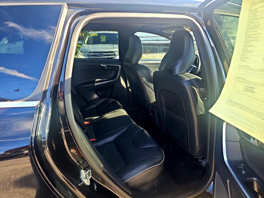 2017 Volvo XC60 Image 9