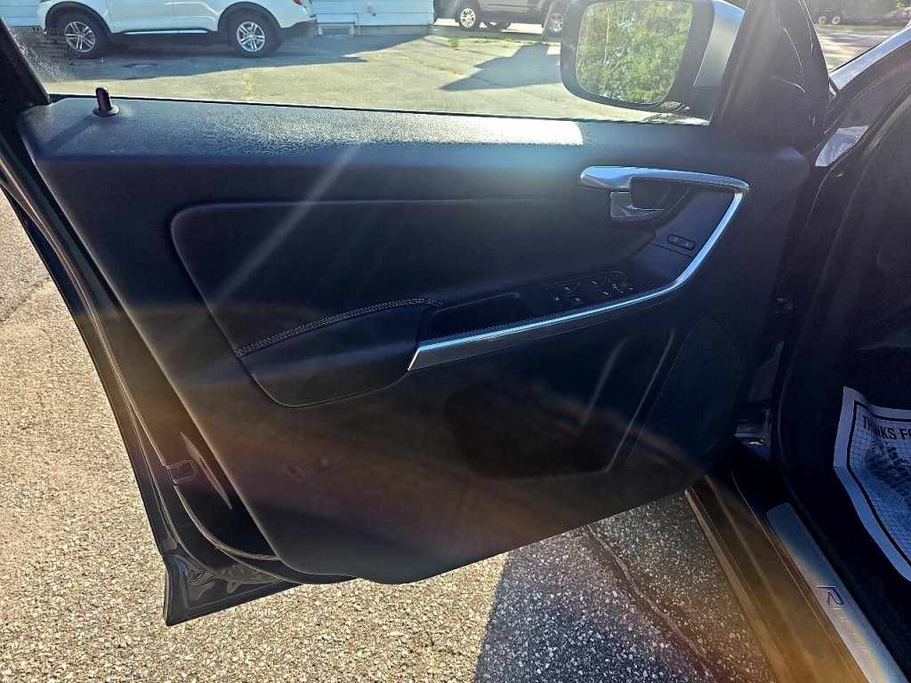 2017 Volvo XC60 Image 22