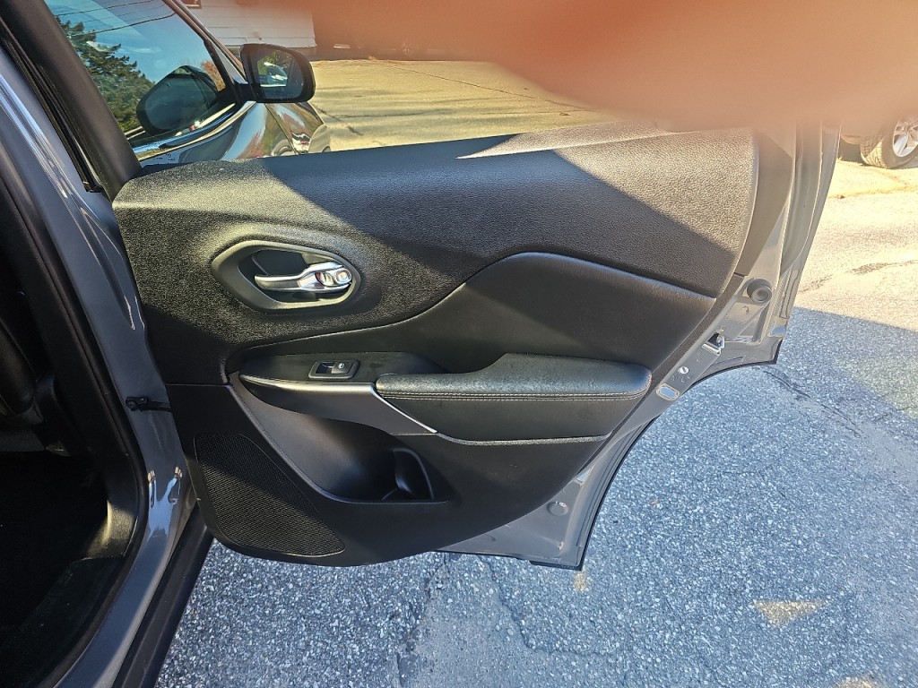 2019 Jeep Cherokee Image 9