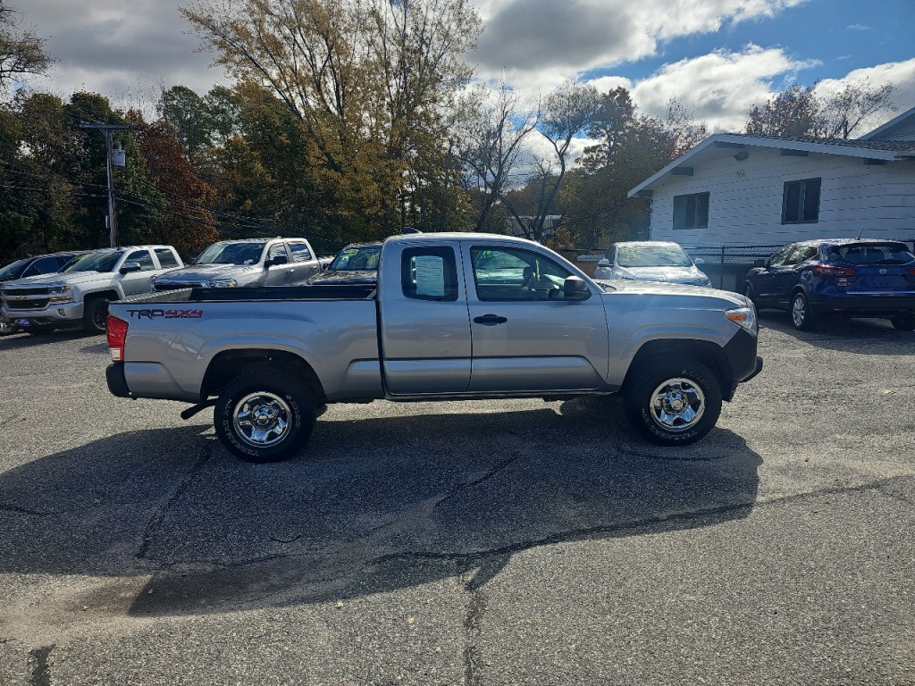 2017 Toyota Tacoma Image 4