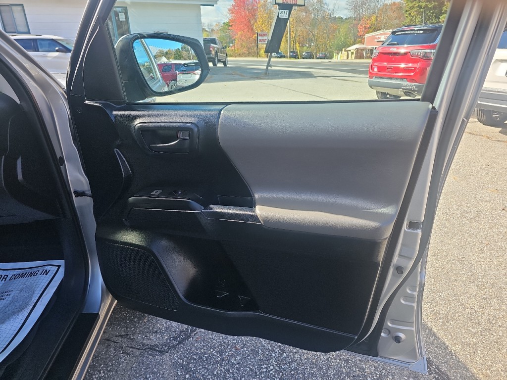 2017 Toyota Tacoma Image 6