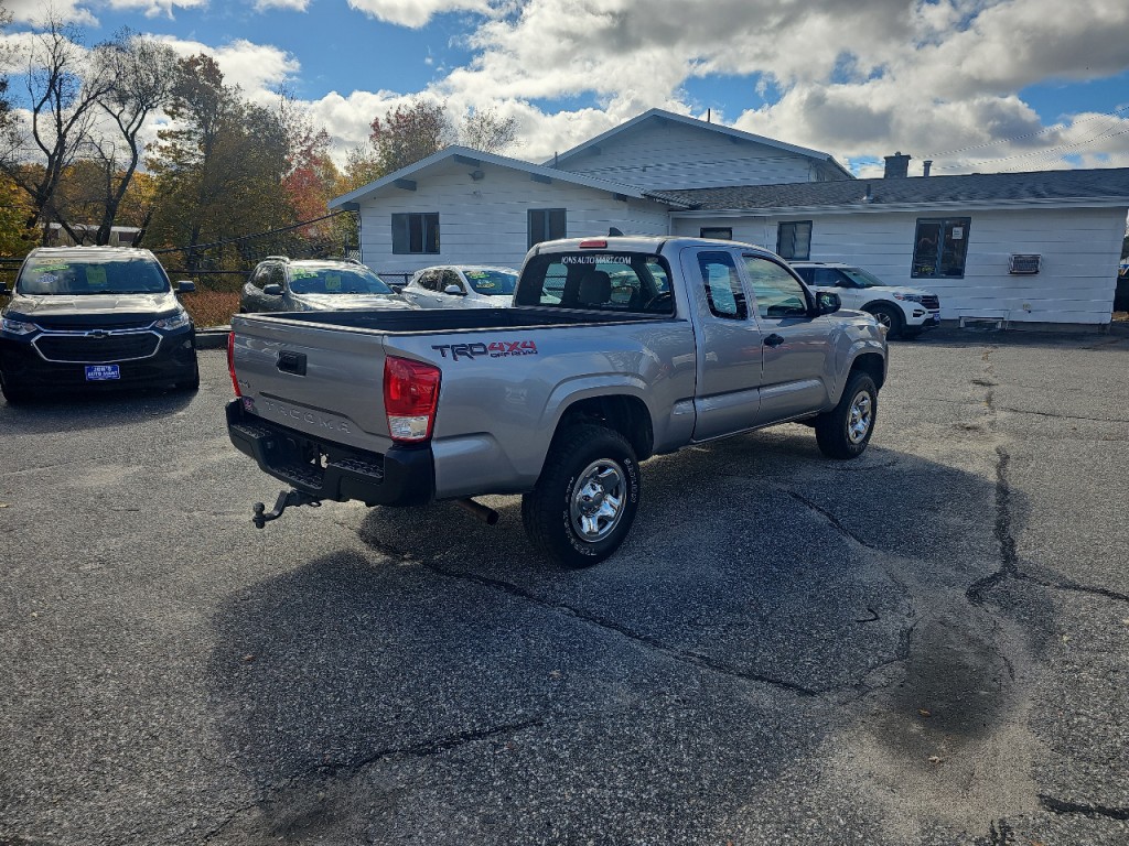 2017 Toyota Tacoma Image 10