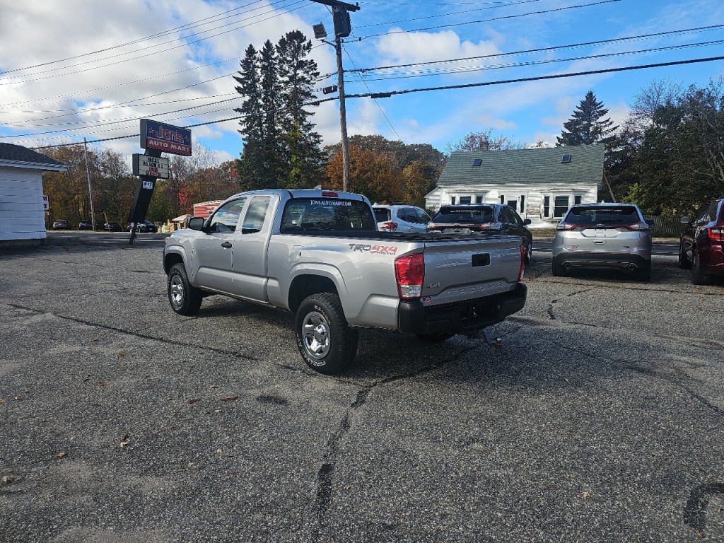 2017 Toyota Tacoma Image 12