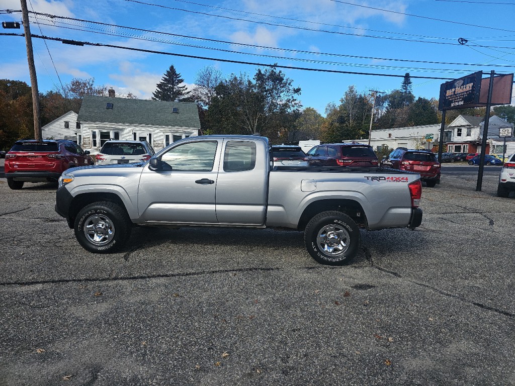 2017 Toyota Tacoma Image 13