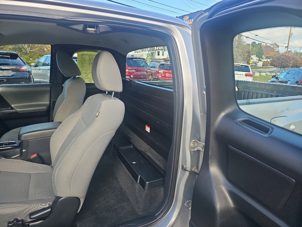 2017 Toyota Tacoma Image 15