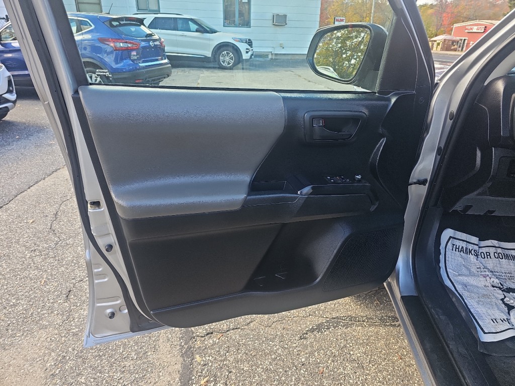 2017 Toyota Tacoma Image 17