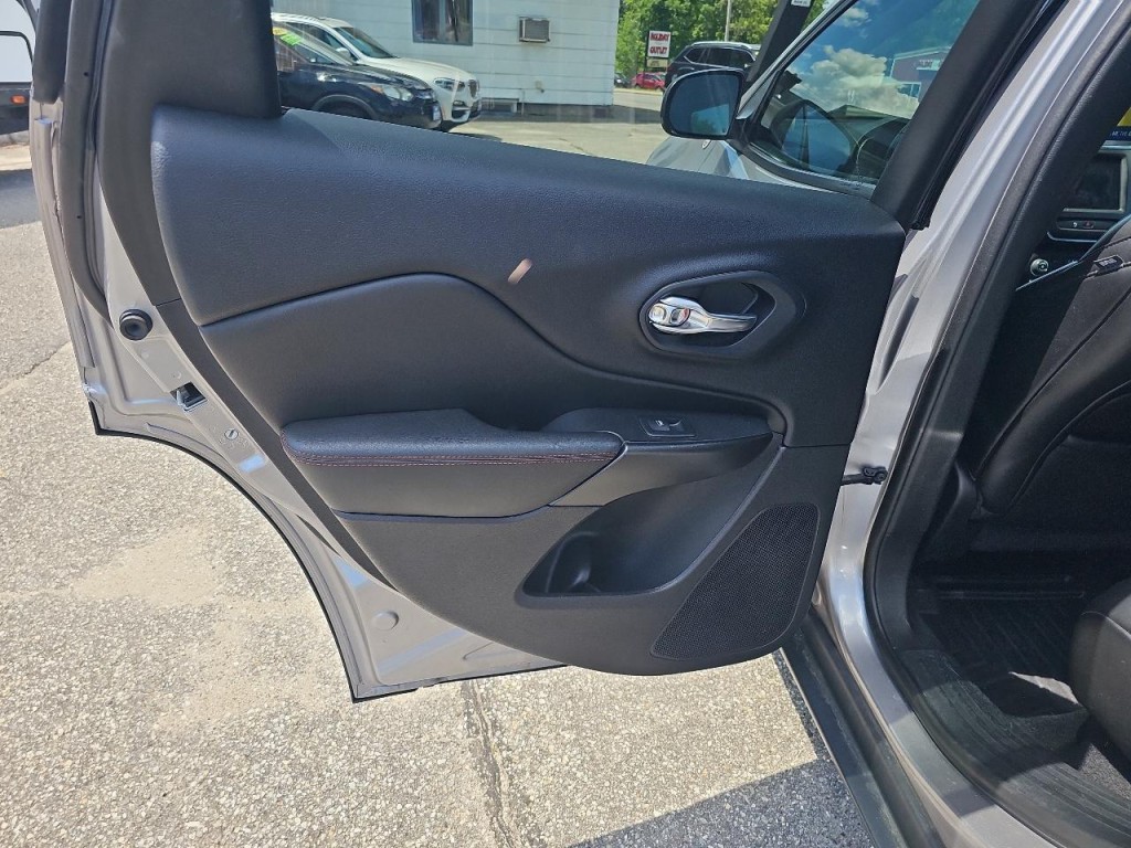 2019 Jeep Cherokee Image 18