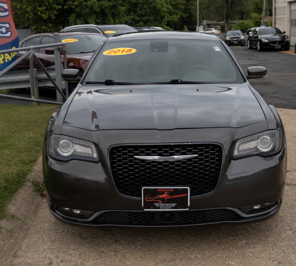2018 Chrysler 300 Image 2