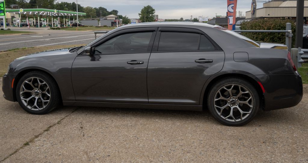 2018 Chrysler 300 Image 4