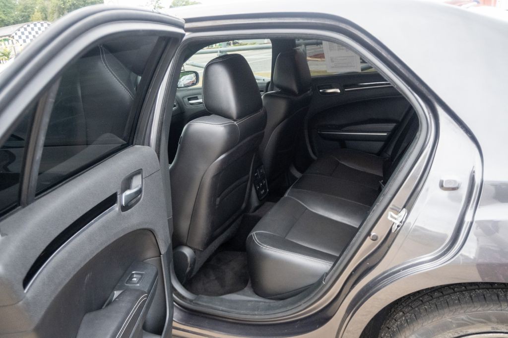 2018 Chrysler 300 Image 9