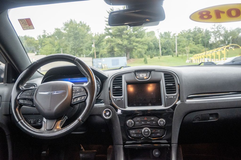2018 Chrysler 300 Image 10